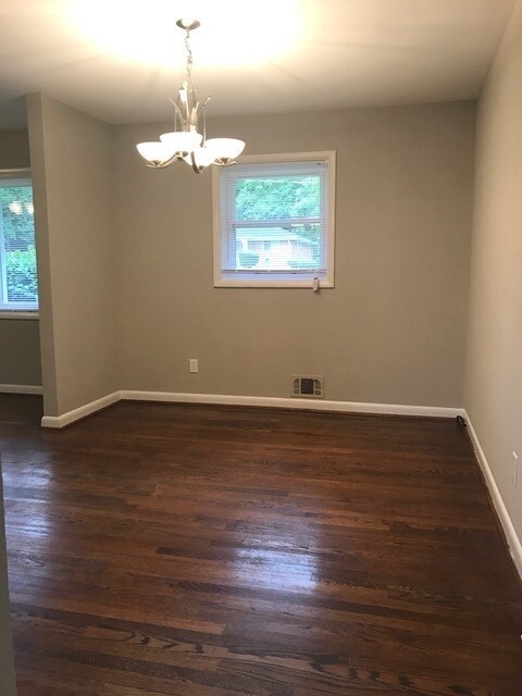 Building Photo - Warm & Inviting 4br/2ba Ranch with BASEMEN...