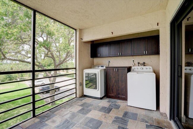 Foto del edificio - 9235 SW 8th St