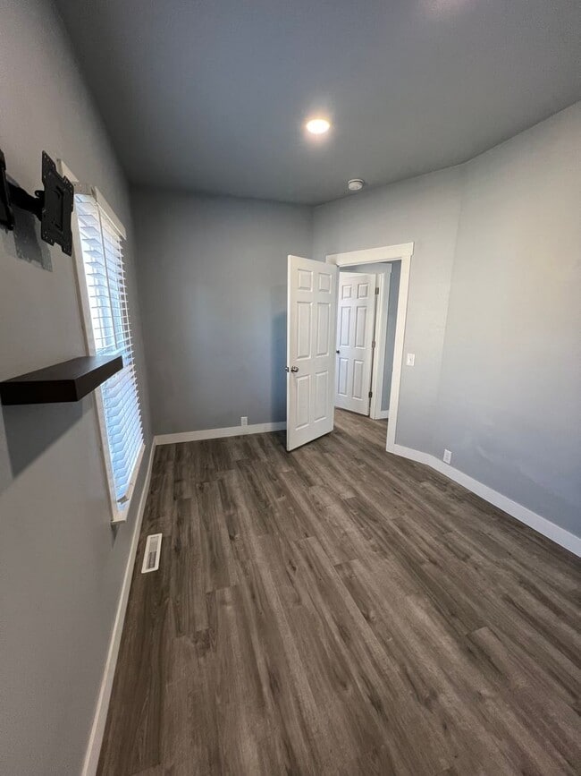 Building Photo - Charming 3 Bedroom 2 Bathroom House!!