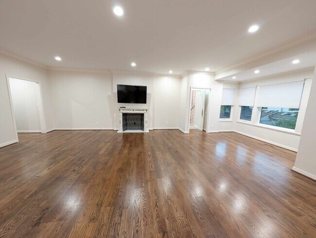 Building Photo - Luxury Nichols Hills Condo