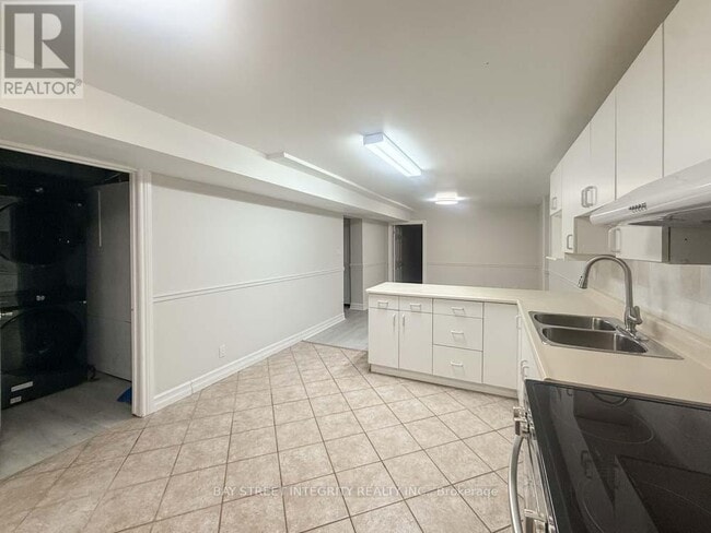 Building Photo - 130 Kingslake Rd