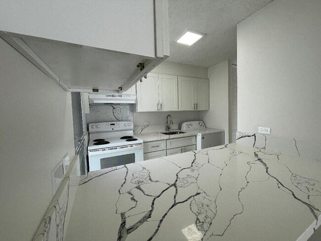 Building Photo - WALINA APTS studio w/pkg, sec, W/D, c-fan,...
