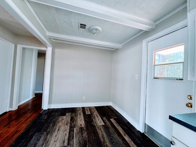 Foto del edificio - 3714 Farwood Dr