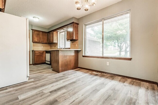 Building Photo - 935 Buckwood Dr