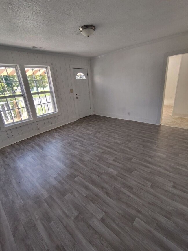 Building Photo - Adorable 2 bedroom 1 bath home