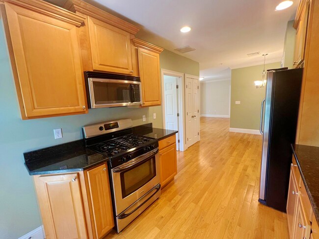 Foto del edificio - Elegant 3-Bed Condo in Prime Watertown Loc...