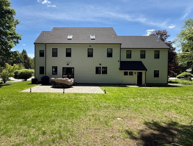 Foto del edificio - 8 Briggs Rd