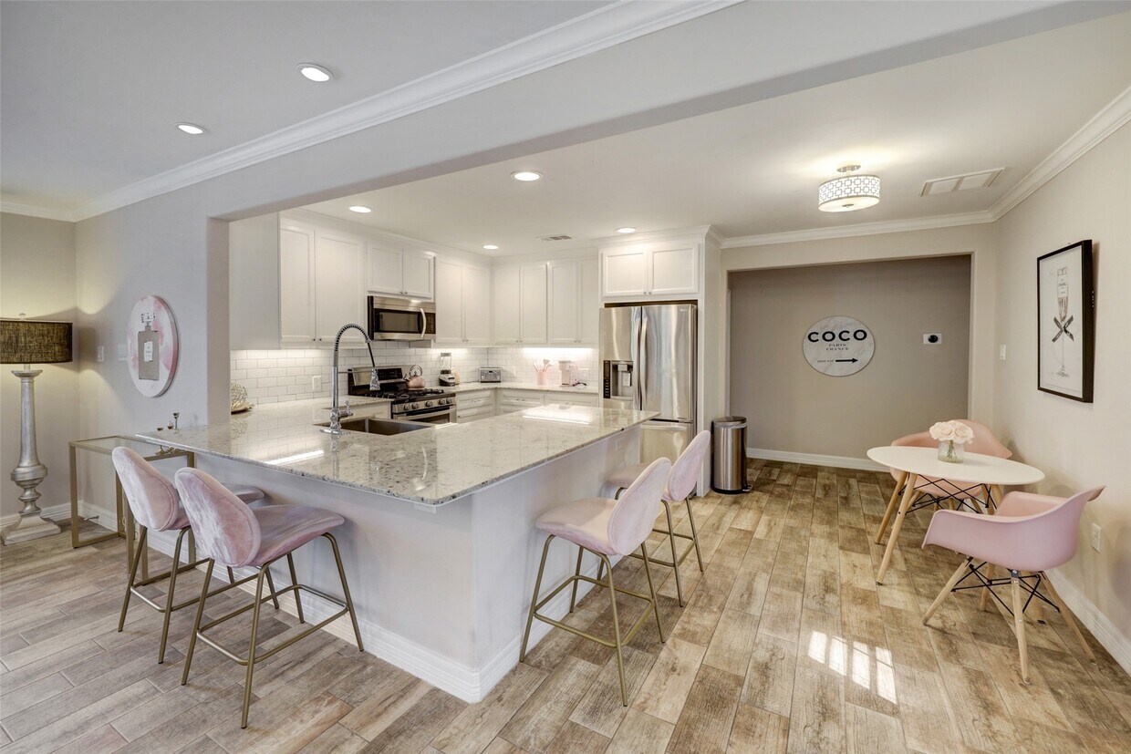 Building Photo - 9007 Beverly Hill St