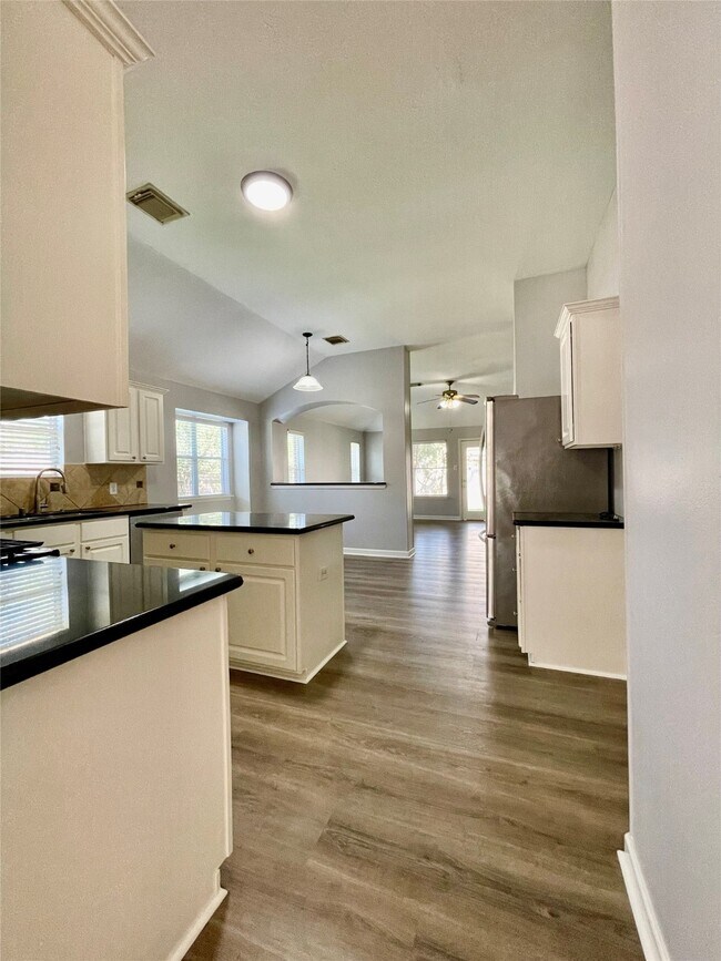 Building Photo - 2201 Land St