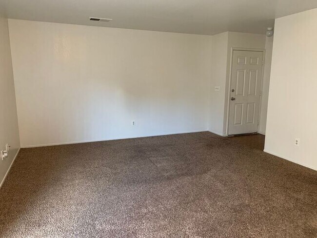 Building Photo - 2 Bedroom, 1 Bath available in Tulare!