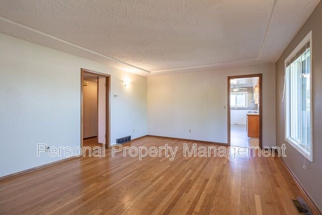 Building Photo - 219 W 31st St