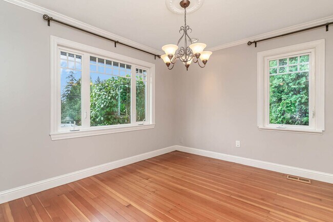Building Photo - 3Bd/1.75Ba Kirkland Home