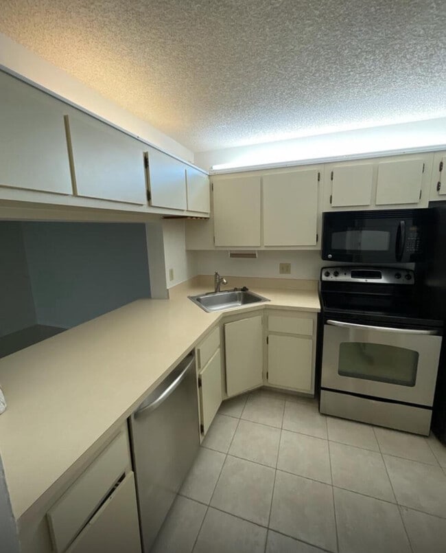 Building Photo - 208 Foxtail Dr