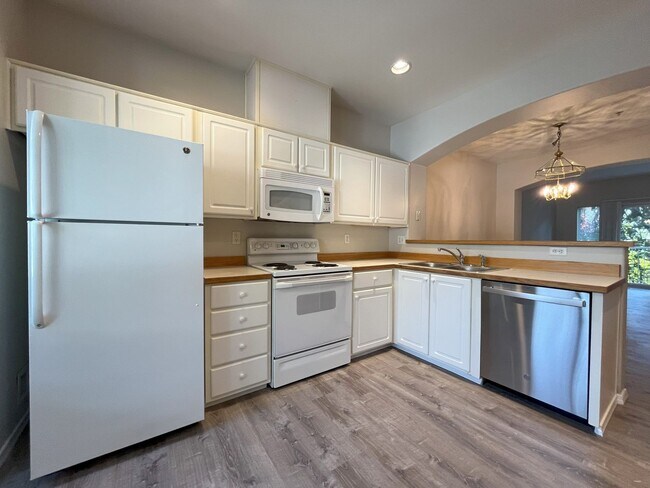 Building Photo - Inviting 2-Bed, 2-Bath Townhome with Updat...