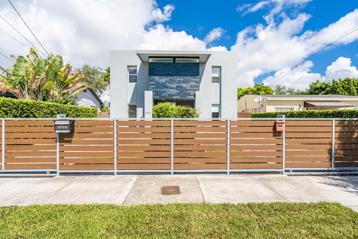 Foto principal - 3663 SW 15th St
