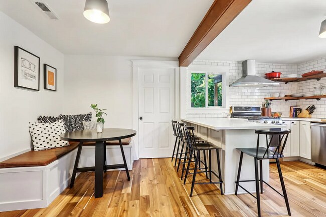 Foto del edificio - 2631 46th Ave SW