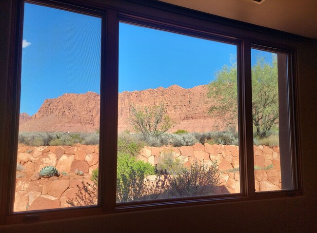 Building Photo - Beautiful Desert Oasis! 3 Bedroom, Single ...