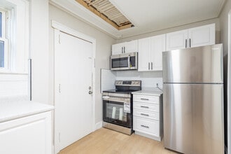 Building Photo - 704 Elliott St E