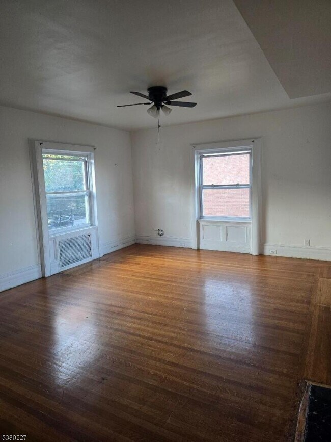 Foto del edificio - 379 Mt Prospect Ave