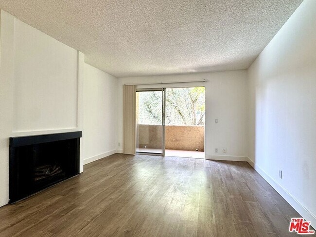 Foto del edificio - 15425 Sherman Way