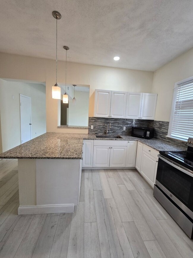 Building Photo - CHARMING 2 BEDROOM 1 BATH APARTMENT HOME - $500 OFF FIRST MONTH RENT!