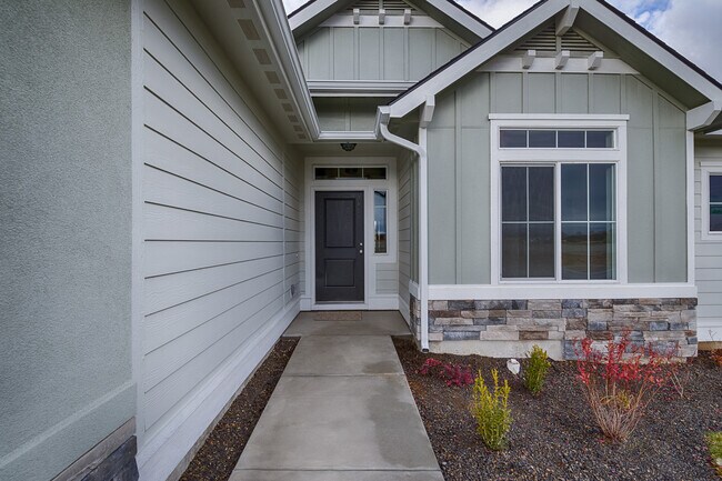 Foto del edificio - Newer home in Meridian  2100Sqft, Goldengrove Sub., Room for all of your Toys