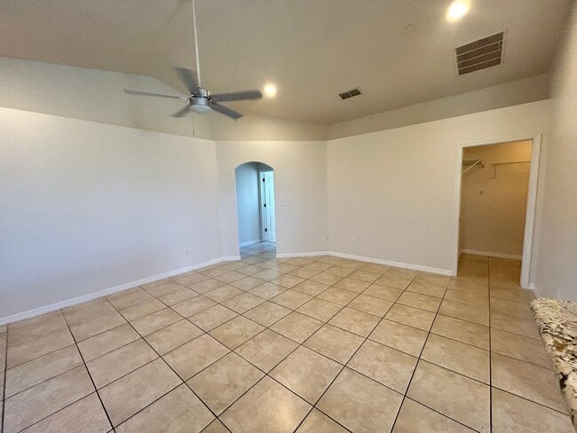 Building Photo - 4 Bedroom 2 Bath Single Family Home in Orl...