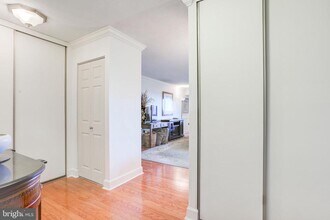 Building Photo - 307 Yoakum Pkwy