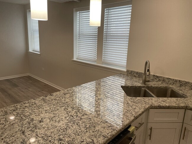 Foto del edificio - 3740 W Eastwood Ave