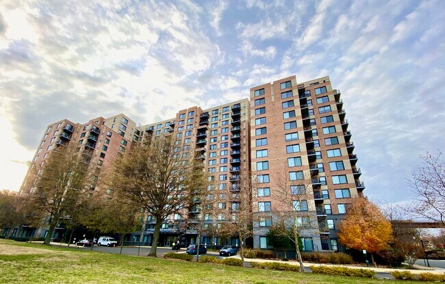 Condominio en alquiler - 2451 Midtown Ave