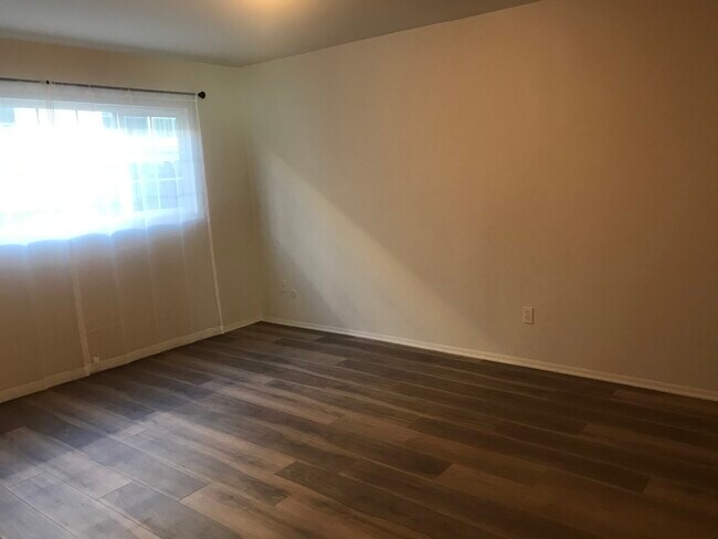 Building Photo - 1855 Yosemite Dr