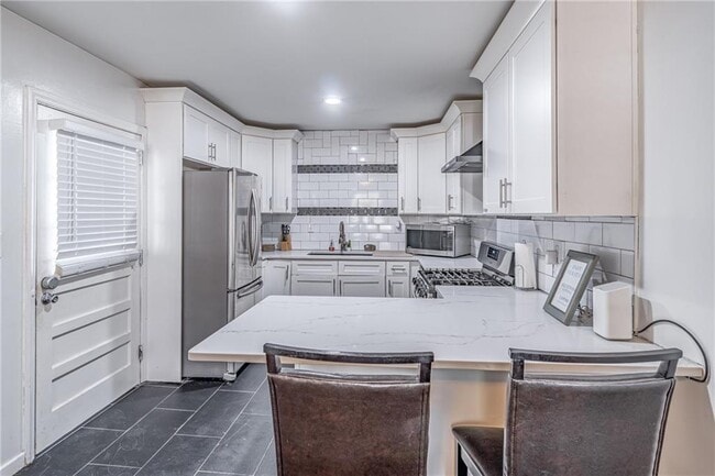 Foto del edificio - 2456 Harwood Dr