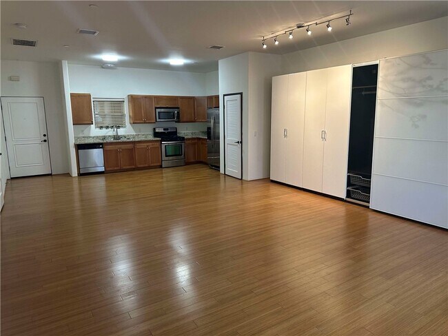 Foto del edificio - 255 W 7th St