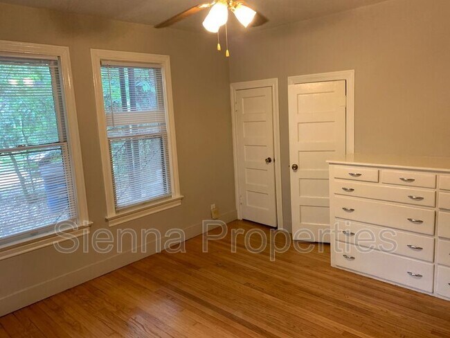 Building Photo - 1403 Drake Ave