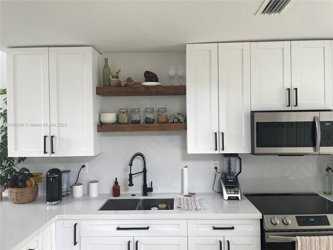 Foto del edificio - 10700 NW 30th Pl