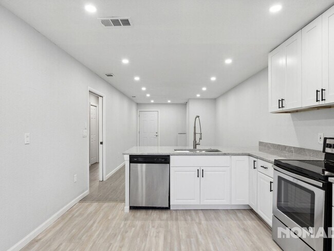 Foto del edificio - Ready to EnJOY!!! Only require first and L...