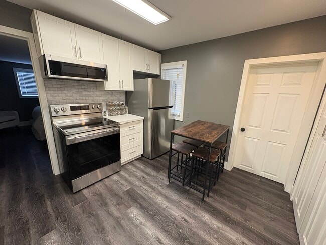 Photo du bâtiment - Fabulous 2 Bedroom Single Family Home