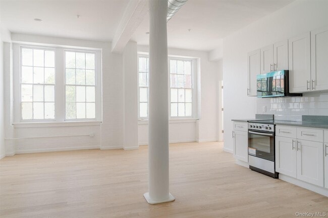 Building Photo - 155 River St