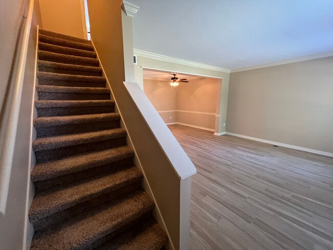 Building Photo - BEAUTIFUL TOWNHOME WITH COMMUNITY POOL AND...