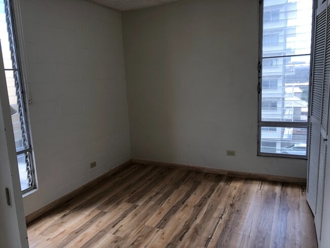 Building Photo - 2/1/1 Nice and Includes utilities!