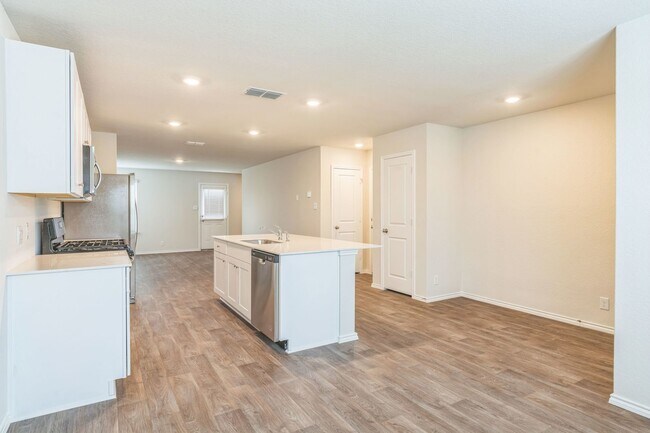 Building Photo - Spacious 5-Bedroom Home for Rent in Rivers...