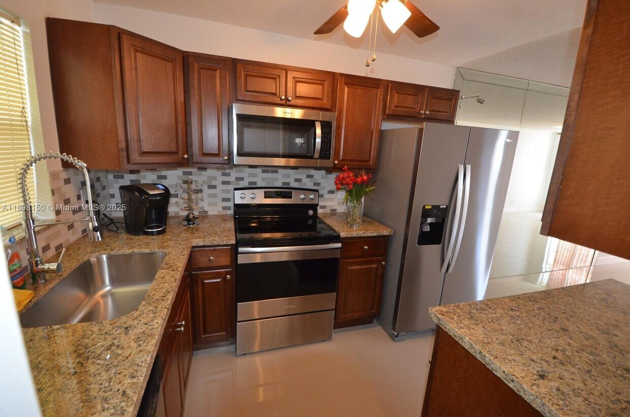 Foto principal - 9949 Sandalfoot Blvd