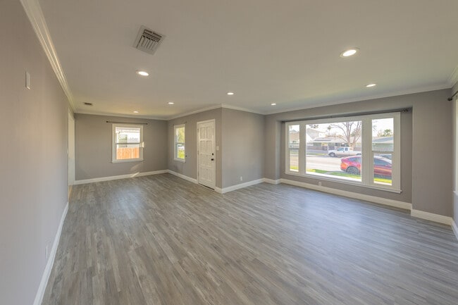 Building Photo - 14947 Chatsworth St