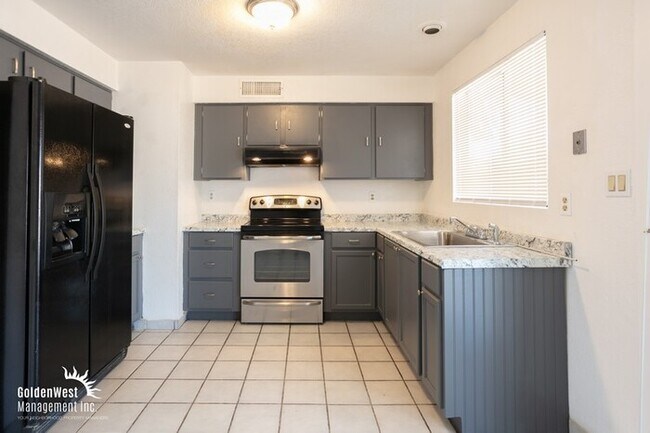 Building Photo - 2 bedroom 1 Bath home in Phoenix