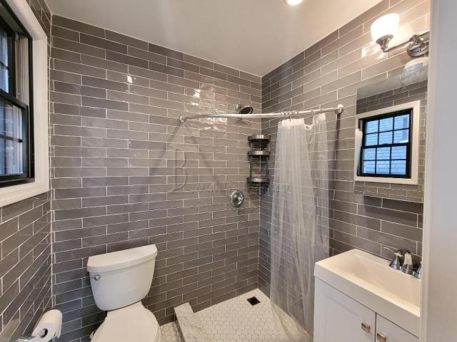 Foto del edificio - 3 bedroom in ASTORIA NY 11103