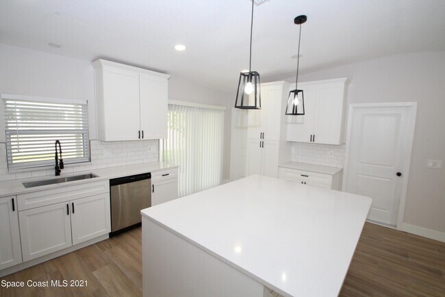 Foto del edificio - 580 Pine Tree Dr