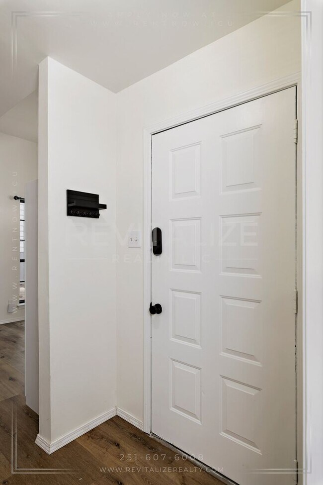 Foto del edificio - Beautifully Updated 3BR / 2BA in West Mobile with Private Courtyard