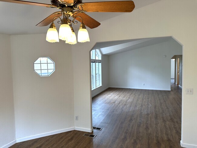 Foto del edificio - 6415 Mitchell Rd