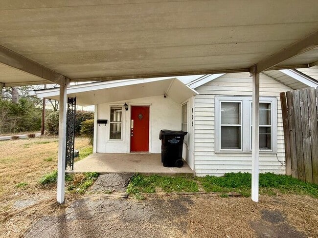 Building Photo - Tour Today! 2 Bedroom, 1 Bath Home