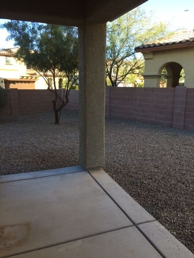 Building Photo - Beautiful 4-bedroom 3-bathroom - GREAT LOC...